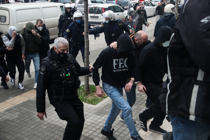 Δολοφονία Άλκη: Πήραν προθεσμία από την Ανακρίτρια οι 8 συλληφθέντες - «Δολοφόνοι, καθάρματα», τους φώναζαν