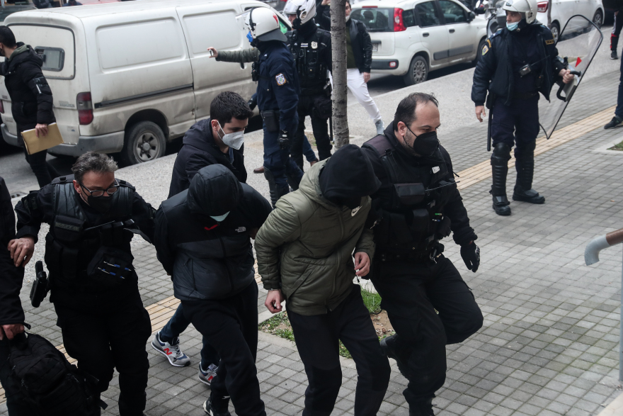 Δολοφονία Άλκη: Ένταση έξω από τα δικαστήρια - «Δολοφόνοι», φώναζαν στους οκτώ συλληφθέντες