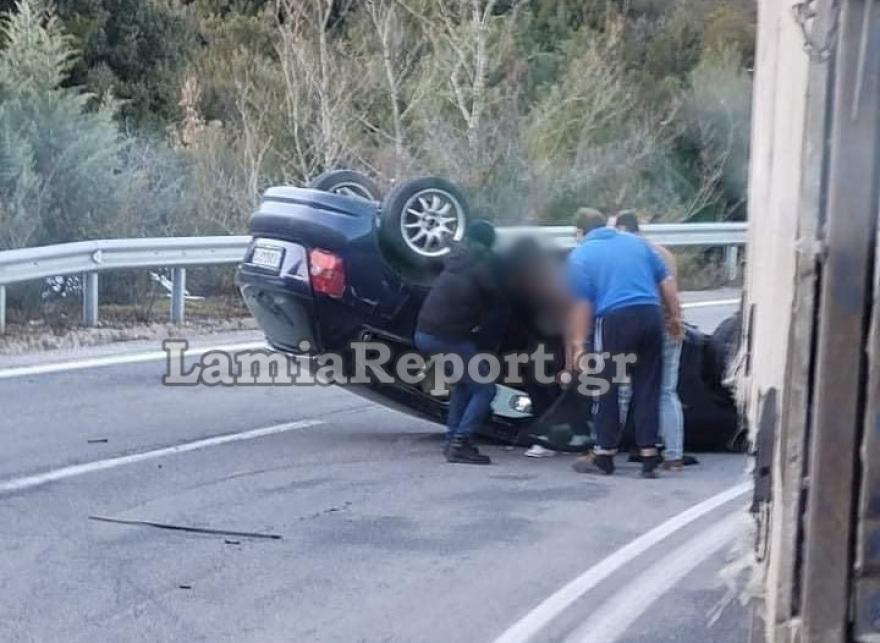 Λαμία: Πορεία τρόμου για αυτοκίνητο που «τούμπαρε» πάνω σε στροφή - Δείτε φωτογραφίες
