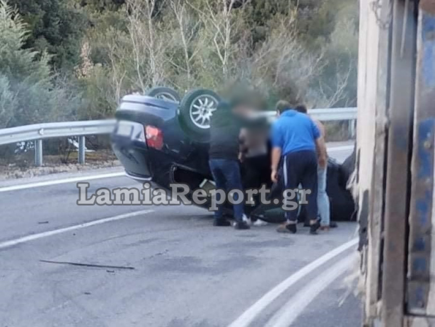 Λαμία: Πορεία τρόμου για αυτοκίνητο που «τούμπαρε» πάνω σε στροφή - Δείτε φωτογραφίες
