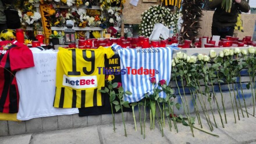 Θεσσαλονίκη: Στεφάνια από τους αρχηγούς των ομάδων της πόλης στο σημείο που δολοφονήθηκε ο Άλκης