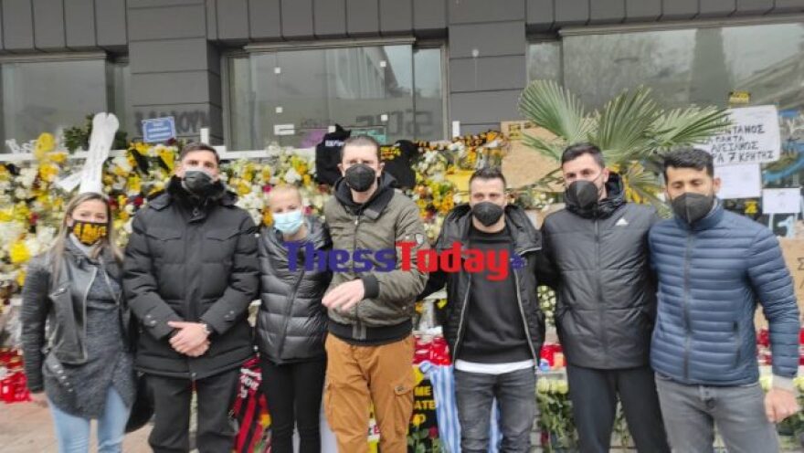 Θεσσαλονίκη: Στεφάνια από τους αρχηγούς των ομάδων της πόλης στο σημείο που δολοφονήθηκε ο Άλκης