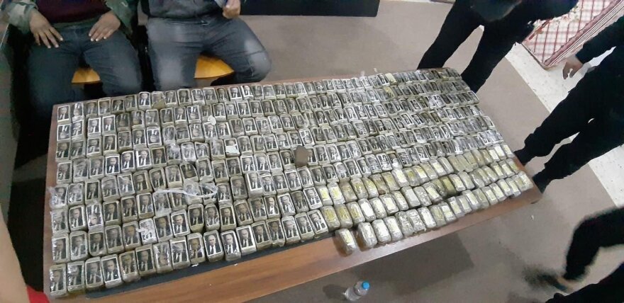 Μπάρες χασίς με την φωτογραφία του… Πούτιν, ξεβράστηκαν στη Λιβύη