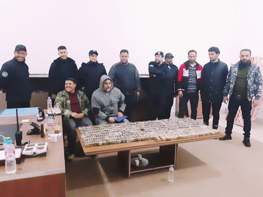 Μπάρες χασίς με την φωτογραφία του… Πούτιν, ξεβράστηκαν στη Λιβύη