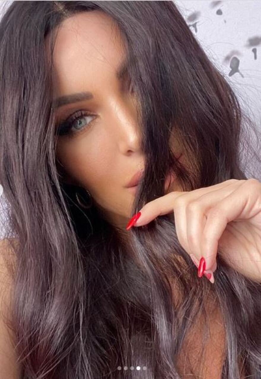 Κι όμως η Κατερίνα Καινούργιου έγινε… μελαχρινή