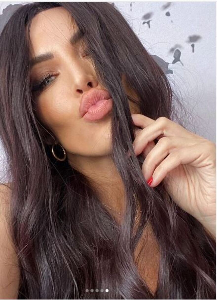 Κι όμως η Κατερίνα Καινούργιου έγινε… μελαχρινή