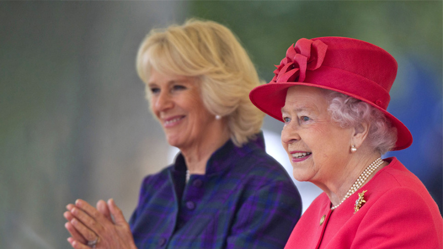 Νέο κεφάλαιο στο The Crown: Πώς η Καμίλα... τούμπαρε την Eλισάβετ