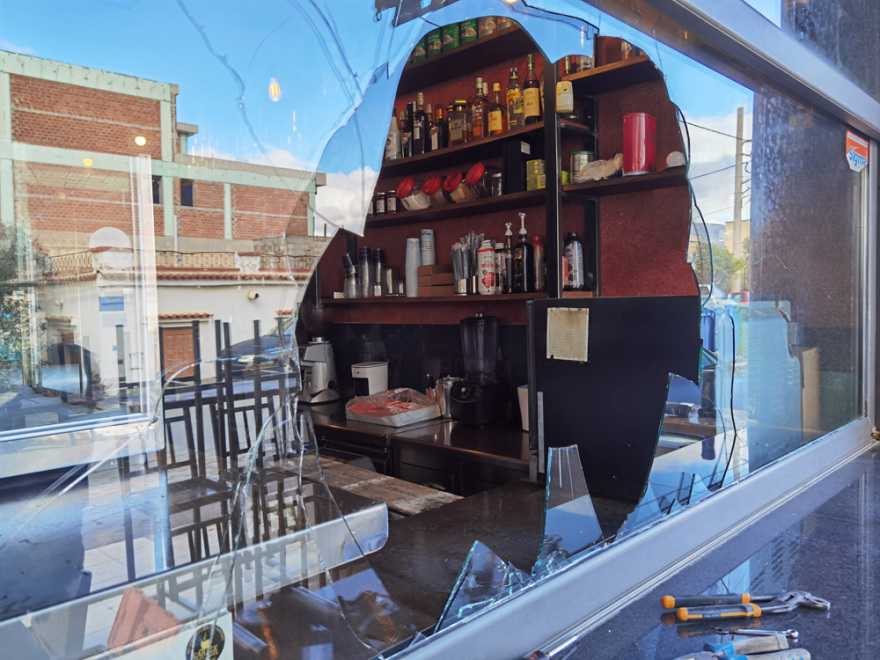 Νεαροί πέταξαν μολότοφ σε καφετέρια στο Κορωπί