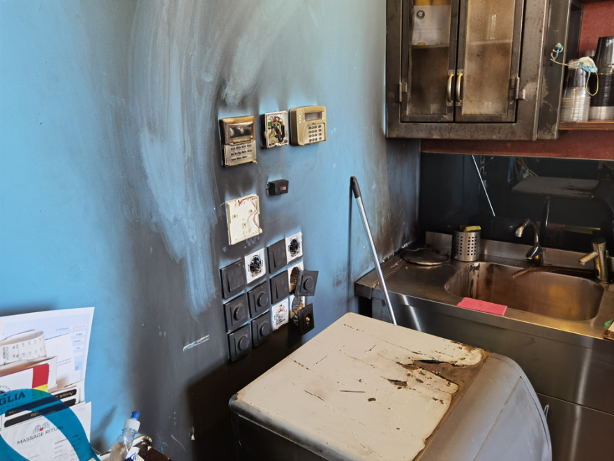 Νεαροί πέταξαν μολότοφ σε καφετέρια στο Κορωπί