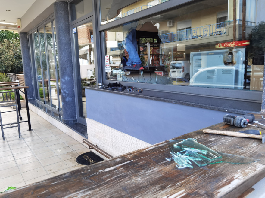 Νεαροί πέταξαν μολότοφ σε καφετέρια στο Κορωπί