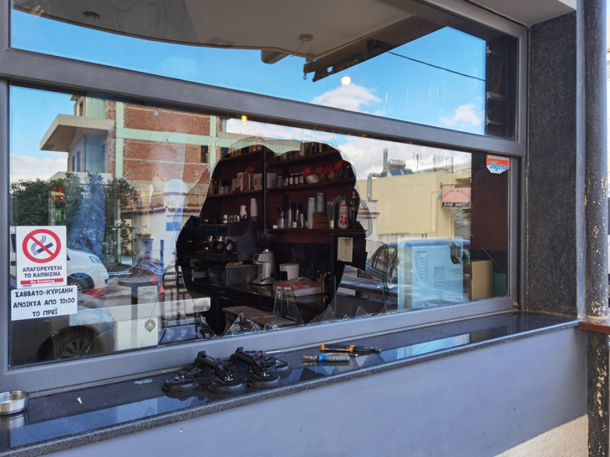 Νεαροί πέταξαν μολότοφ σε καφετέρια στο Κορωπί