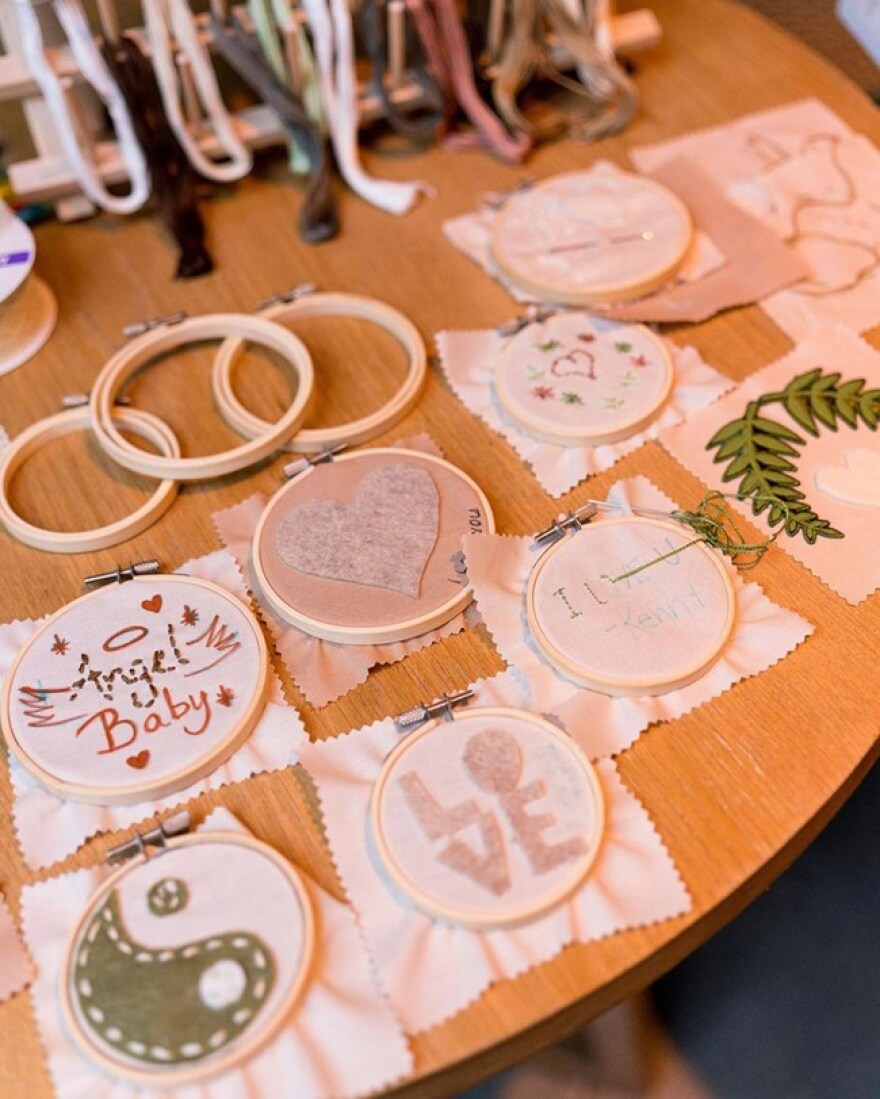 Η οικογένεια της Κάιλι Τζένερ αποκάλυψε άθελά της το όνομα που θα δώσει στο νεογέννητο μωρό της