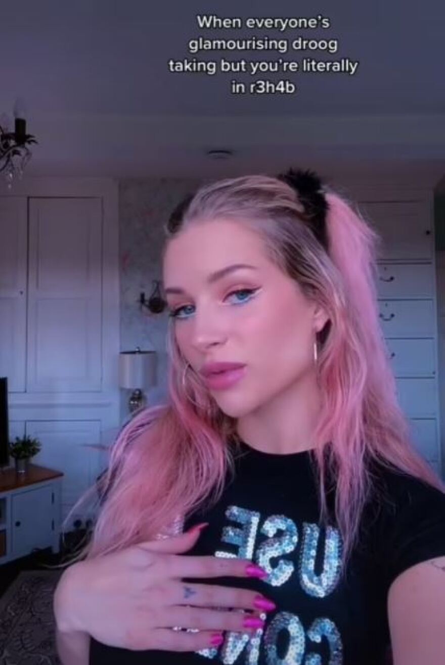 Λότι Μος: Η σταρ του OnlyFans προσπαθεί να κόψει τα ναρκωτικά... ανεβάζοντας σέξι βίντεο!