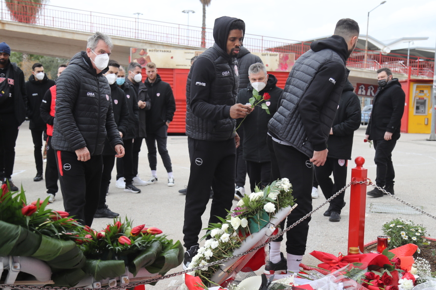 Τίμησε τα θύματα της Θύρας 7 η ομάδα μπάσκετ του Ολυμπιακού -Δείτε φωτογραφίες