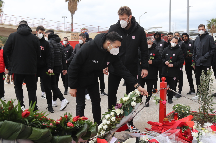 Τίμησε τα θύματα της Θύρας 7 η ομάδα μπάσκετ του Ολυμπιακού -Δείτε φωτογραφίες