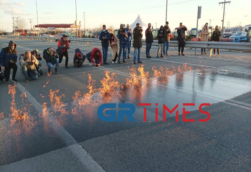 Τύρναβος: Έβαλαν φωτιά στο... τσίπουρο οι παραγωγοί - Δείτε βίντεο και φωτογραφίες