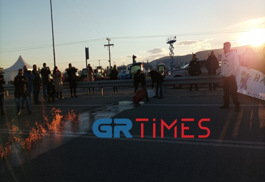 Τύρναβος: Έβαλαν φωτιά στο... τσίπουρο οι παραγωγοί - Δείτε βίντεο και φωτογραφίες