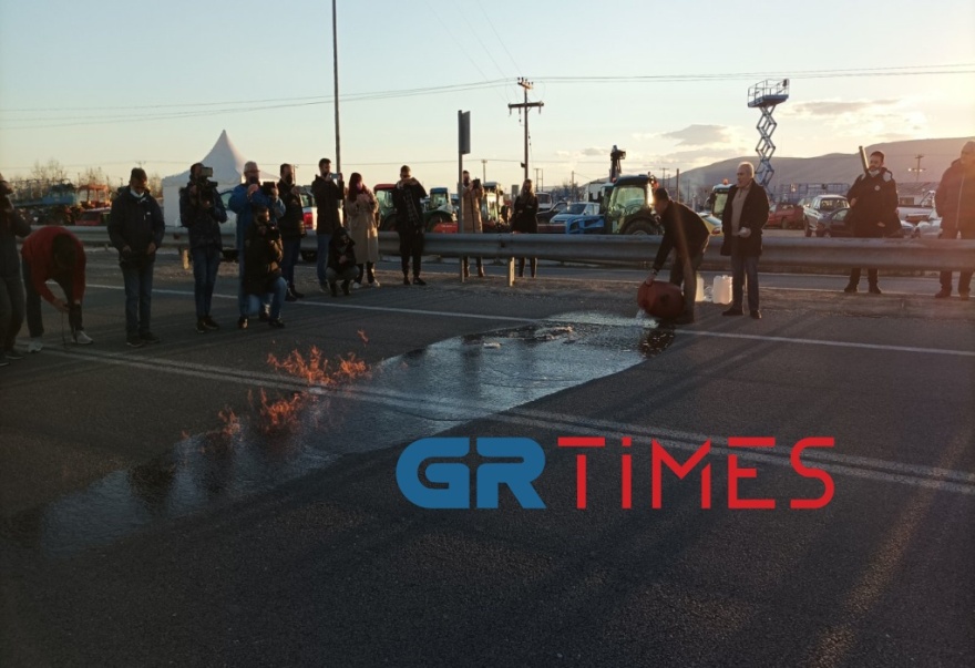 Τύρναβος: Έβαλαν φωτιά στο... τσίπουρο οι παραγωγοί - Δείτε βίντεο και φωτογραφίες