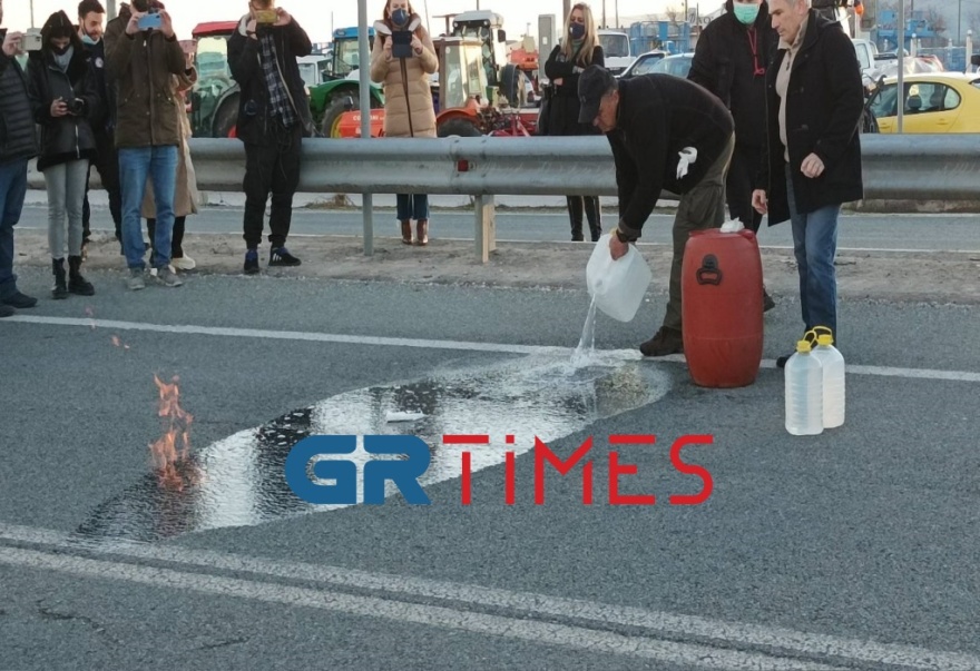 Τύρναβος: Έβαλαν φωτιά στο... τσίπουρο οι παραγωγοί - Δείτε βίντεο και φωτογραφίες