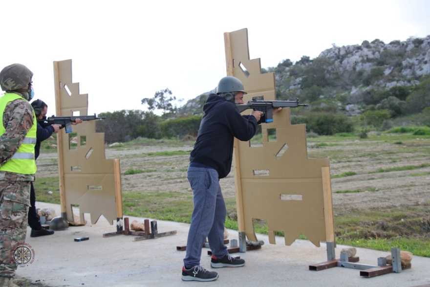 Κύπρος: Ιερείς στα... όπλα μετά από πρόσκληση της Εθνικής Φρουράς - Δείτε βίντεο