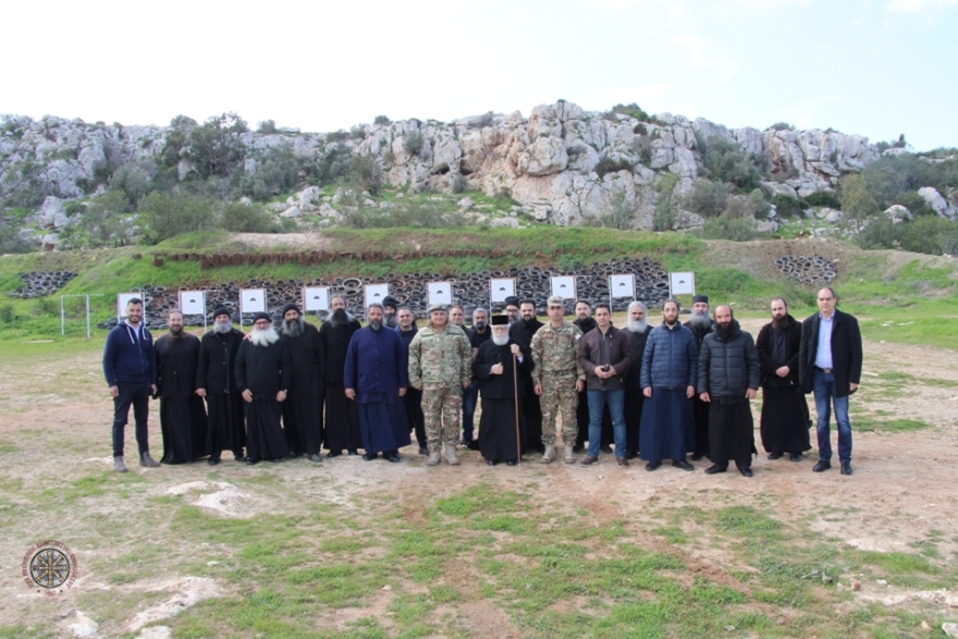 Κύπρος: Ιερείς στα... όπλα μετά από πρόσκληση της Εθνικής Φρουράς - Δείτε βίντεο
