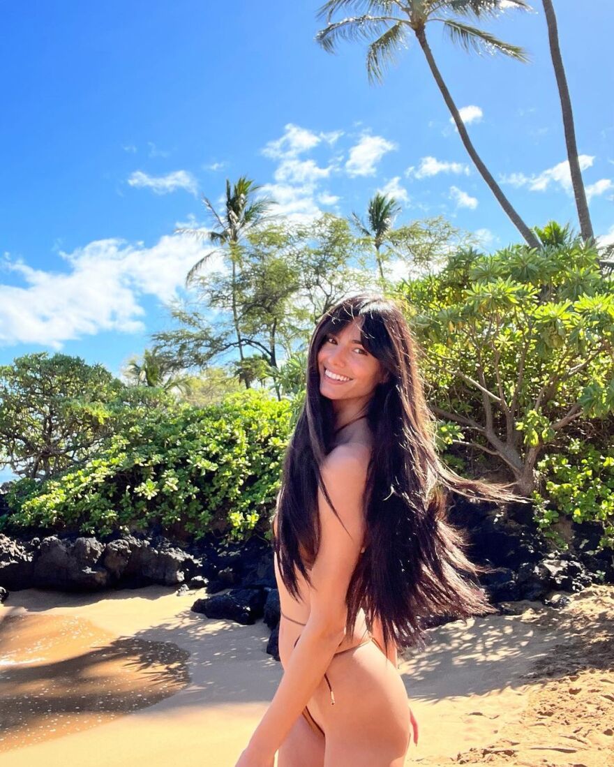 Ηλιάνα Παπαγεωργίου: «Ξεπερνάει» τον Snik στη Χαβάη και φωτογραφίζεται με... μικροσκοπικό μπικίνι