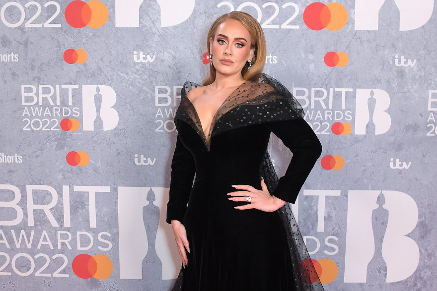 BRIT Awards: Η Adele νίκησε τον Ed Sheeran στα βραβεία για τον καλλιτέχνη της χρονιάς χωρίς φύλο – Δείτε βίντεο