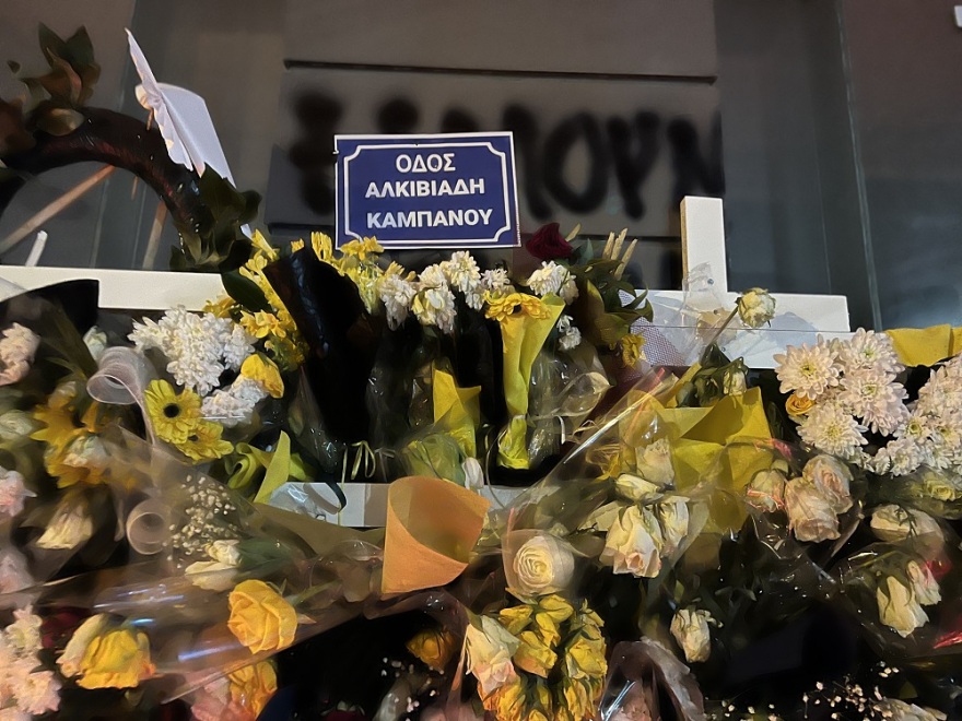 Δολοφονία Άλκη Καμπανού: Στο δωμάτιο του 19χρονου τα αφιερώματα από το σημείο που άφησε την τελευταία του πνοή