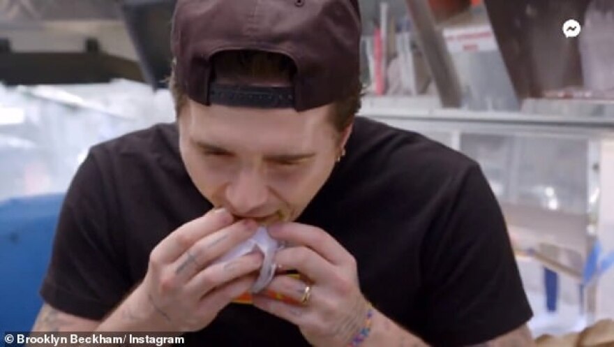 Μπρούκλιν Μπέκαμ: Εκατό χιλιάδες δολάρια κοστίζει το κάθε 8λεπτο επεισόδιο μαγειρικής που παρουσιάζει