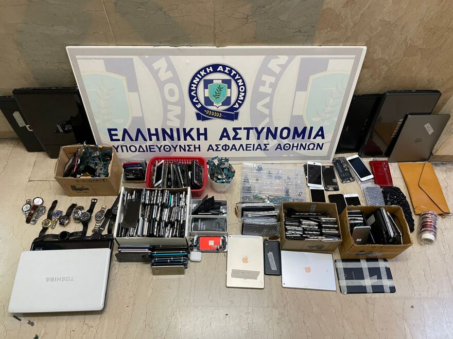 Εξαρθρώθηκε μεγάλη σπείρα πορτοφολάδων που δρούσε στα μέσα μεταφοράς, 30 συλλήψεις και 80 κλοπές
