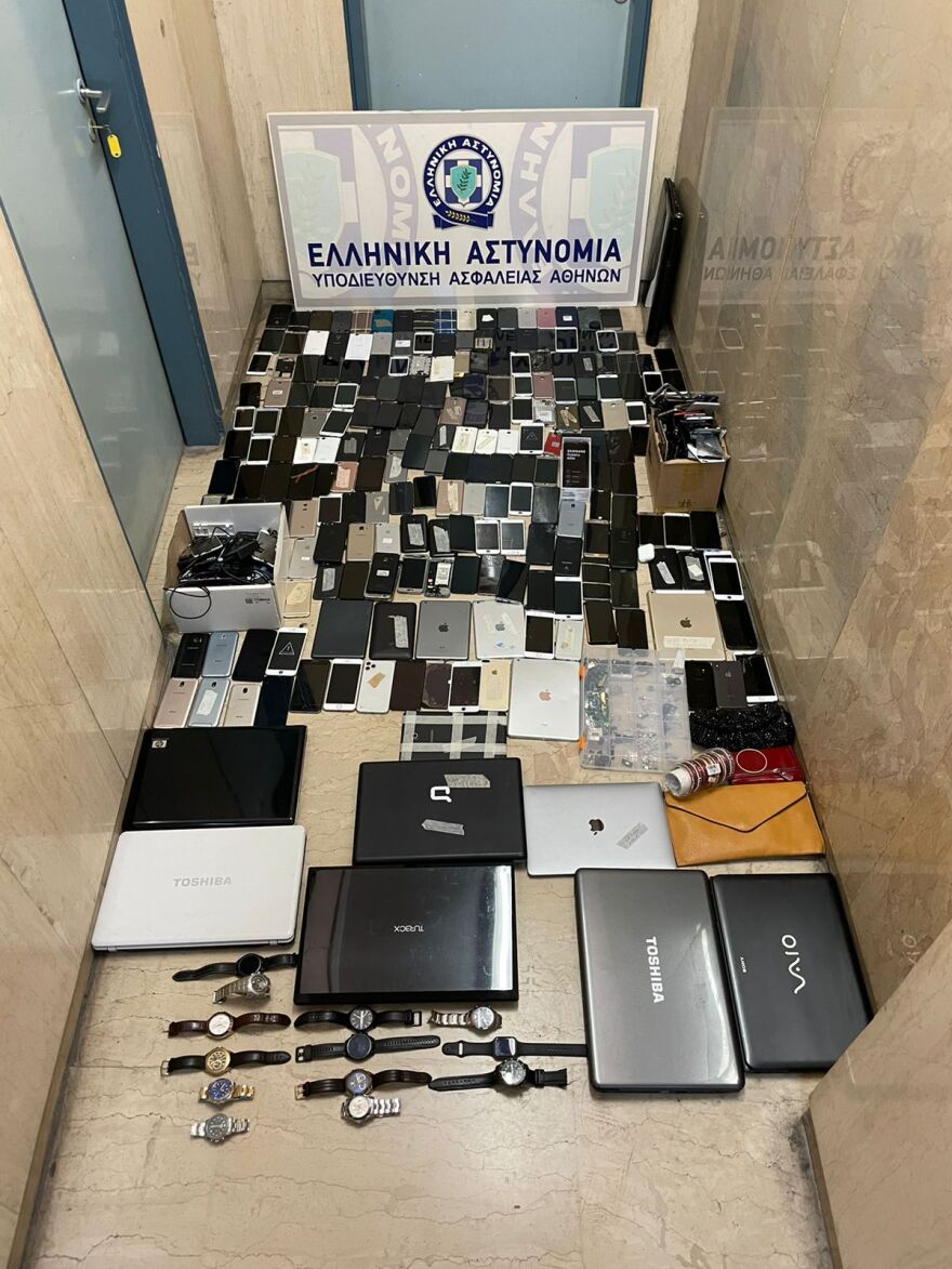 Εξαρθρώθηκε μεγάλη σπείρα πορτοφολάδων που δρούσε στα μέσα μεταφοράς, 30 συλλήψεις και 80 κλοπές