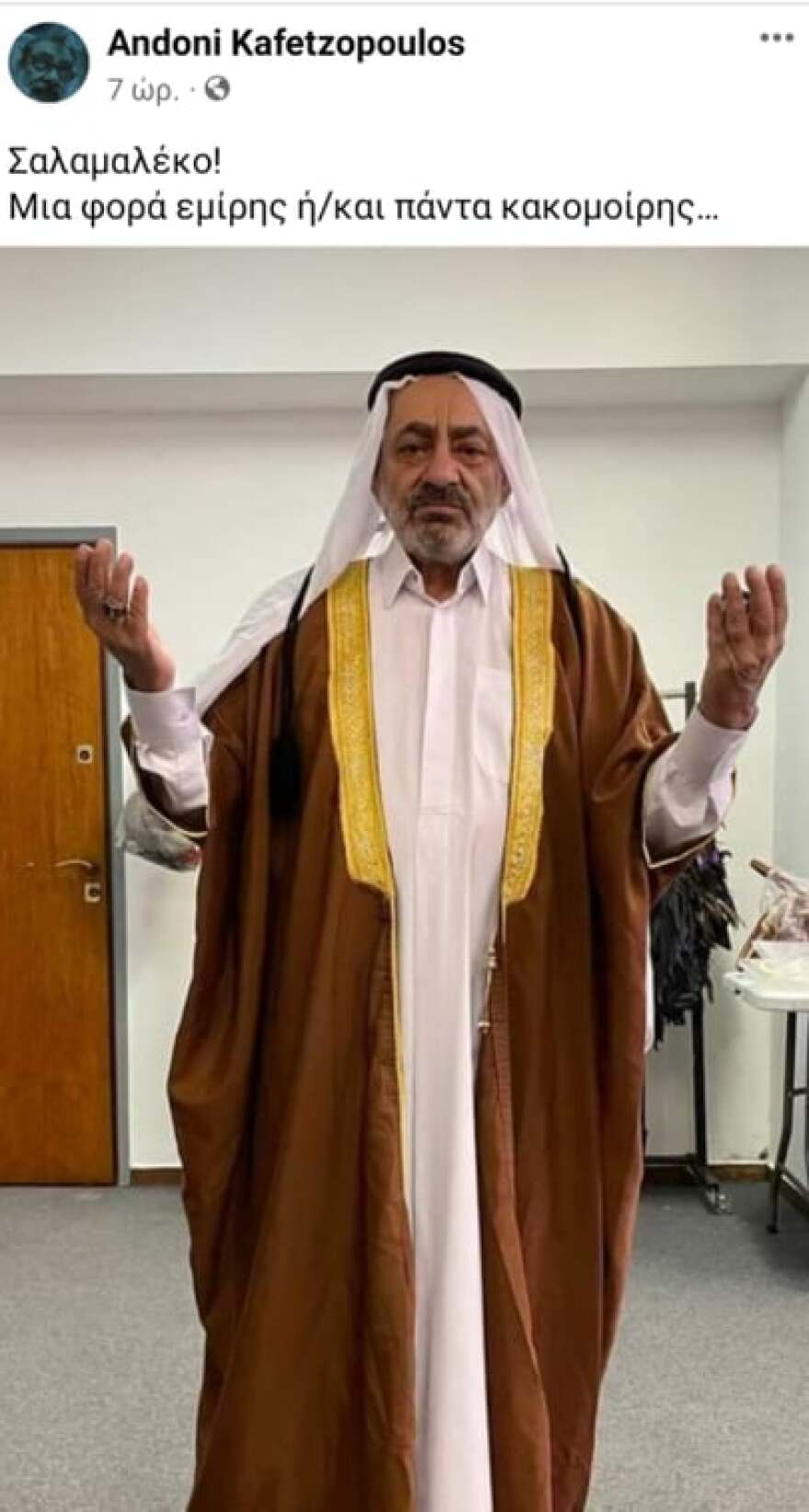 O Αντώνης Καφετζόπουλος συστήνεται στο κοινό ως «εμίρης» για τα «Νεοκλασσικά» του Alpha