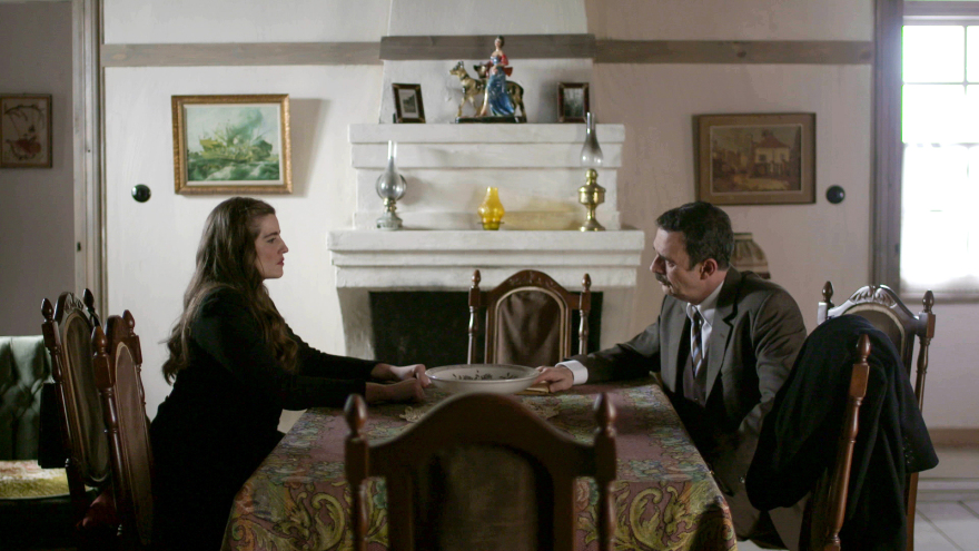 Άγριες Μέλισσες: Ο Πέτρος δέχεται στο γραφείο του μια επίσκεψη που θα τον βάλει σε μεγάλους μπελάδες