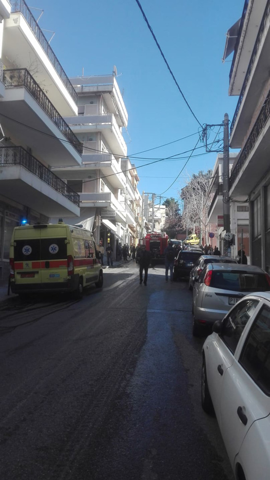 Φωτιά τώρα σε ξυλουργείο στον Πειραιά