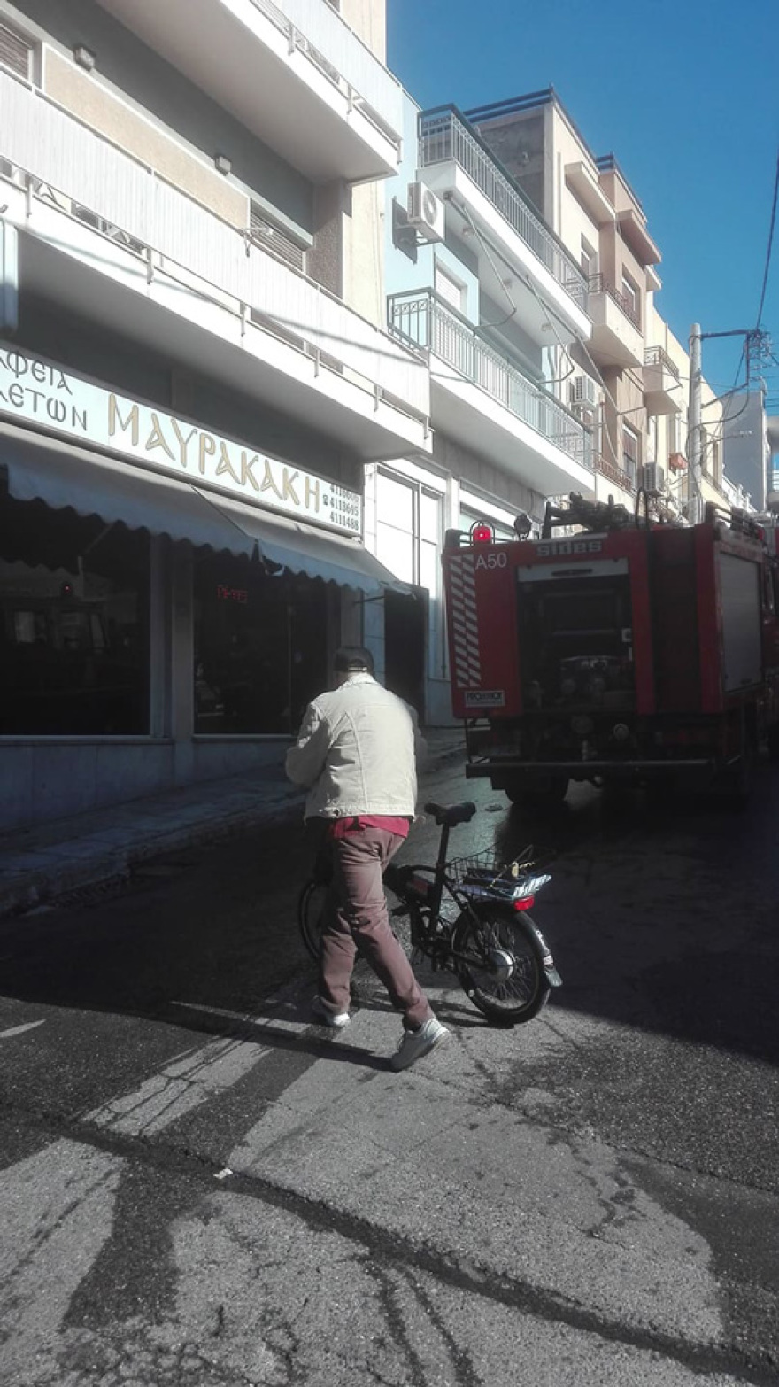 Φωτιά τώρα σε ξυλουργείο στον Πειραιά