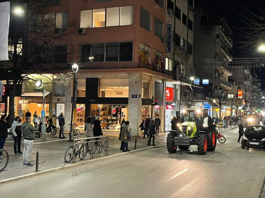 Αγρότες: Στο κέντρο της Λάρισας έφτασαν τα τρακτέρ