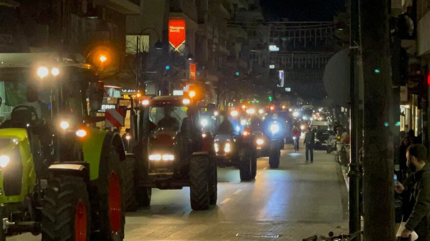 Αγρότες: Στο κέντρο της Λάρισας έφτασαν τα τρακτέρ