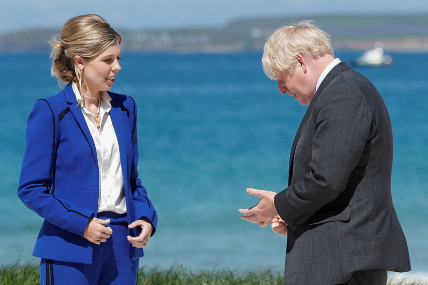 Η μοιραία Κάρι Τζόνσον και η αυλή της: Όλα τα άπλυτα της «Λαίδη Μπόρις» στη φόρα