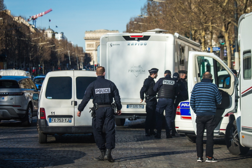 Κορωνοϊός - Γαλλία: «Φρένο» σε αυτοκινητοπομπή διαδηλωτών έβαλε η αστυνομία στο Παρίσι (βίντεο)