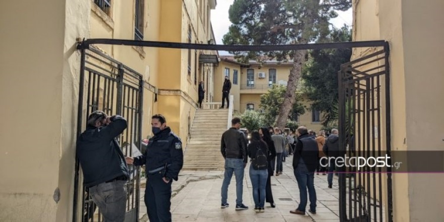 Γηροκομείο στα Χανιά: Ένταση έξω από τα Δικαστήρια, αποδοκίμασαν την ιδιοκτήτρια