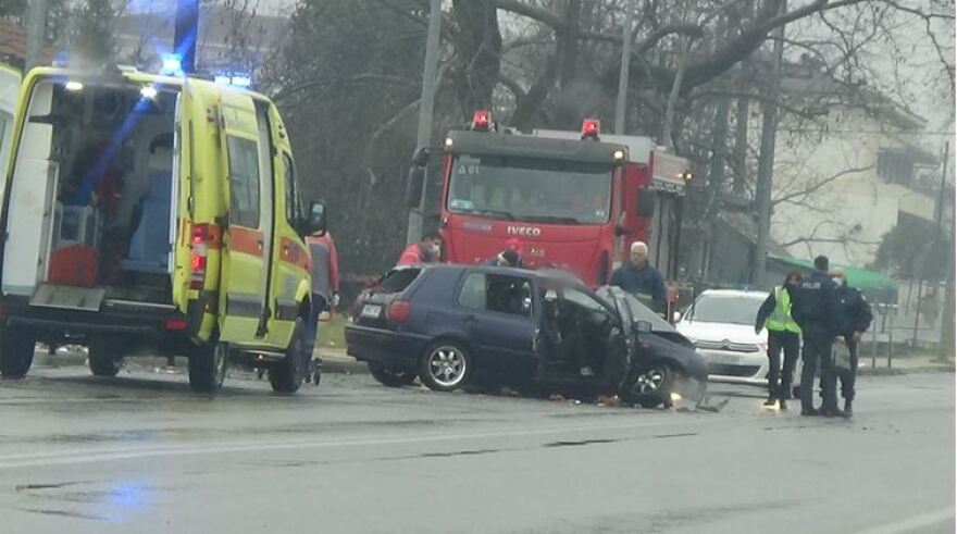 Ημαθία: Αυτοκίνητο «καρφώθηκε» σε κολόνα και έγινε... λαμαρίνες - Δείτε βίντεο και φωτογραφίες
