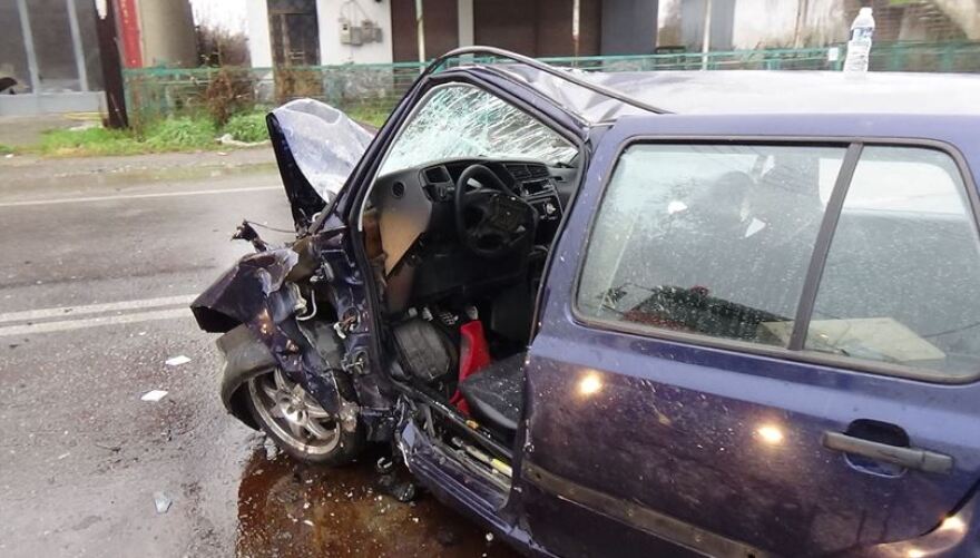 Ημαθία: Αυτοκίνητο «καρφώθηκε» σε κολόνα και έγινε... λαμαρίνες - Δείτε βίντεο και φωτογραφίες