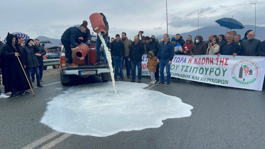 Παραγωγοί έκλεισαν με... γάλα και άχυρα την Εθνική Οδό Λάρισας-Κοζάνης - Δείτε βίντεο και φωτογραφίες