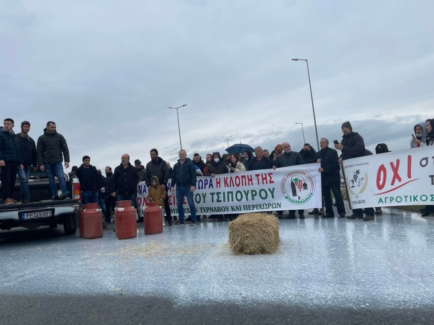 Παραγωγοί έκλεισαν με... γάλα και άχυρα την Εθνική Οδό Λάρισας-Κοζάνης - Δείτε βίντεο και φωτογραφίες
