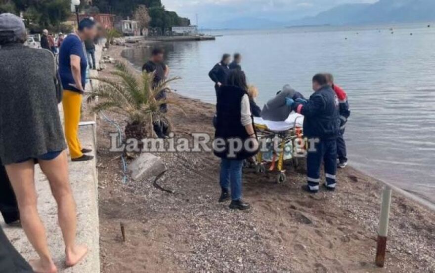Φθιώτιδα: Ηλικιωμένος οδηγός έπεσε στη θάλασσα με το αυτοκίνητο - Δείτε βίντεο και φωτογραφίες