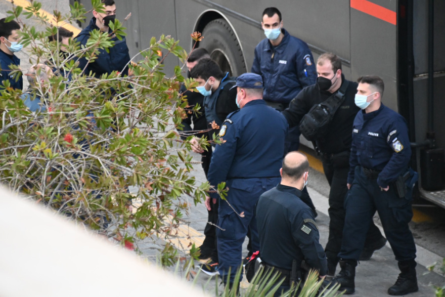 H συγκλονιστική αγκαλιά ανάμεσα στη μάνα Τοπαλούδη και τη μάνα της Γαρυφαλλιάς