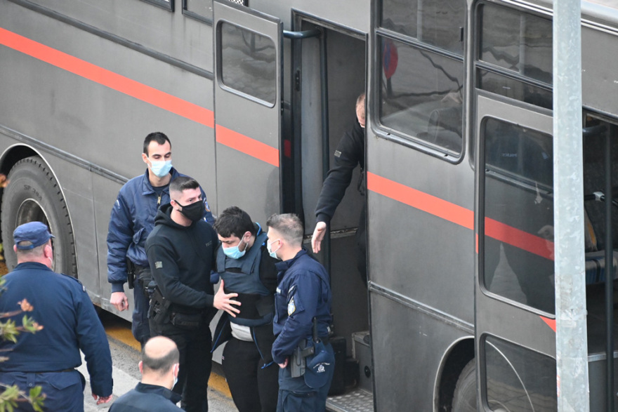 H συγκλονιστική αγκαλιά ανάμεσα στη μάνα Τοπαλούδη και τη μάνα της Γαρυφαλλιάς