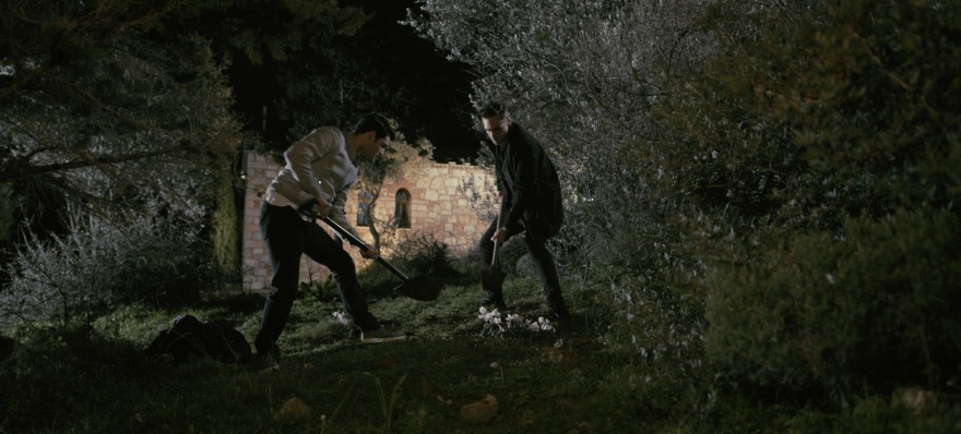 Σκοτεινή θάλασσα: Ο Χρήστος βρίσκεται σε μανιακό επεισόδιο