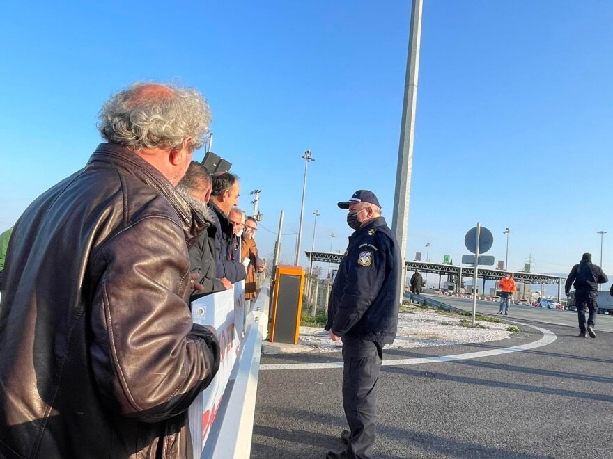 Στα διόδια Μοσχοχωρίου οι αγρότες, άνοιξαν τις μπάρες στους οδηγούς  - Δείτε βίντεο και φωτογραφίες