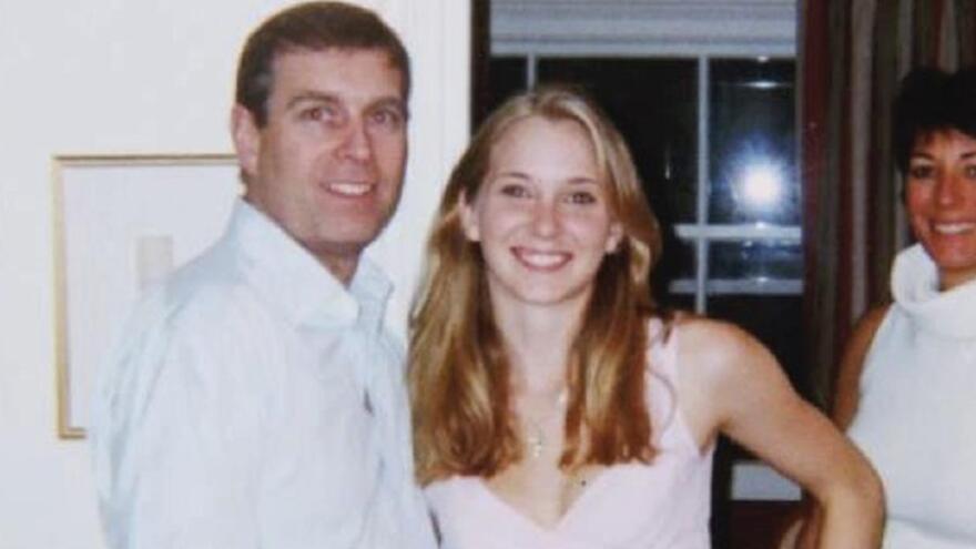 Η βασίλισσα Ελισάβετ θα «αποζημιώσει» την Αμερικανίδα που είχε κακοποιήσει ο πρίγκιπας Άντριου